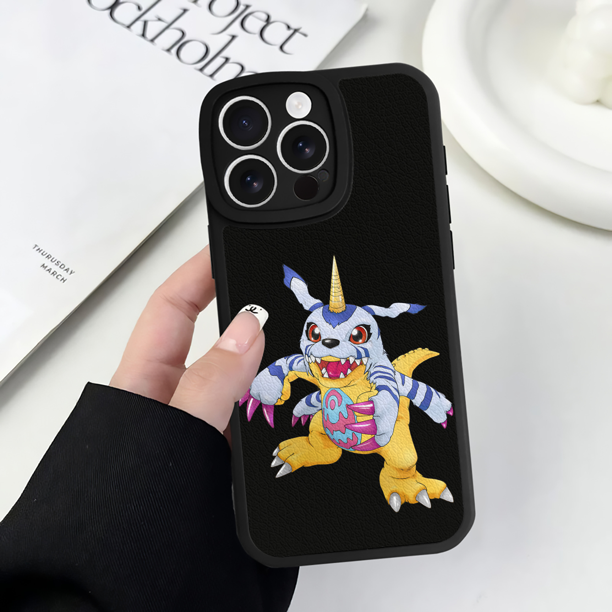 （画像用） Digimon デジタルモンスター/デジモン 【iPhone 16シリーズ対応】シリコンスマホケース（レザー調） 材質：シリコン